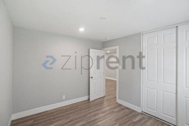 Building Photo - 26910 Manon Ave