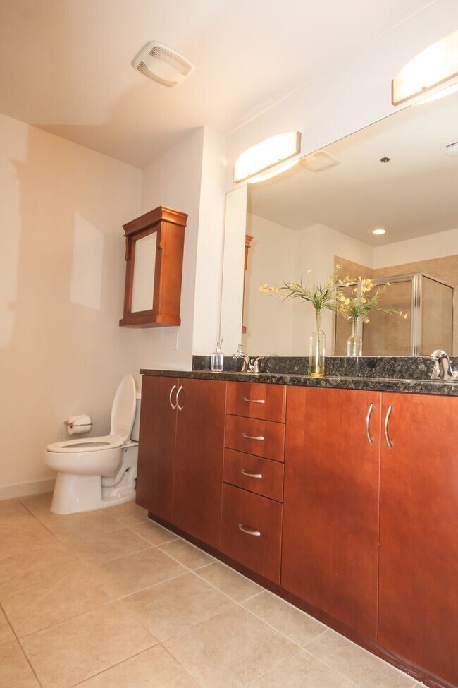 Building Photo - Stunning 17th Floor Views of Downtown in t...