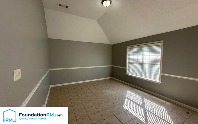 Building Photo - 400 Amundsen Cove