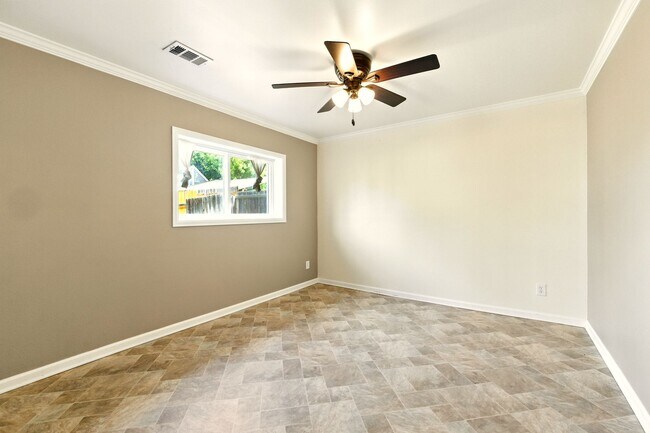 Building Photo - Tri-Level 3 Bedroom 2 Bath Large Backyard ...