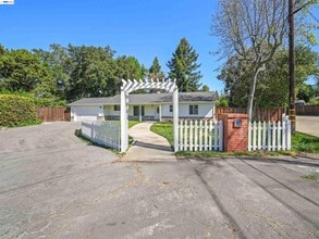 Building Photo - 72 Orchard Ct