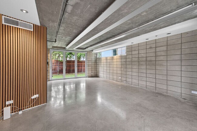 Building Photo - Discover this striking 3 bedroom apartment for rent in Venice, offering 4 bathrooms, contemporary...
