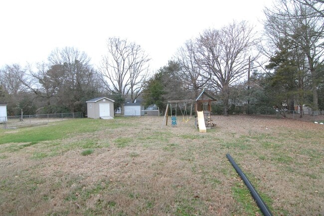 Building Photo - Mid-century style 3 bedroom 2 bath brick r...