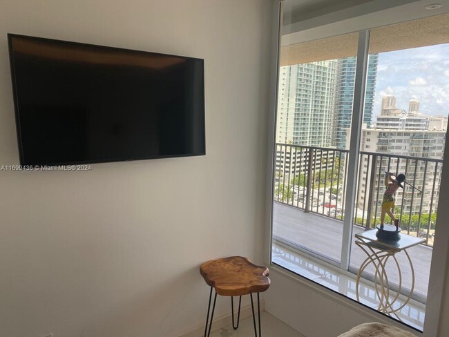 Building Photo - 1450 Brickell Bay Dr