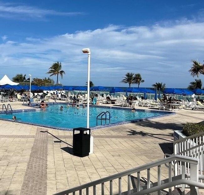 Building Photo - 2030 S Ocean Dr