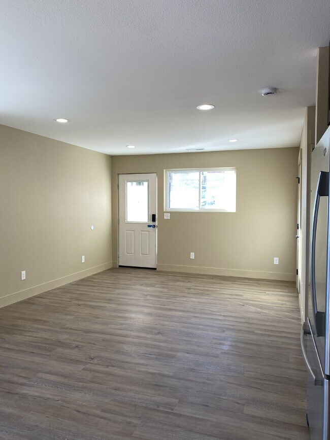 Building Photo - 2 Bedroom Duplex in Manitou - Prospect