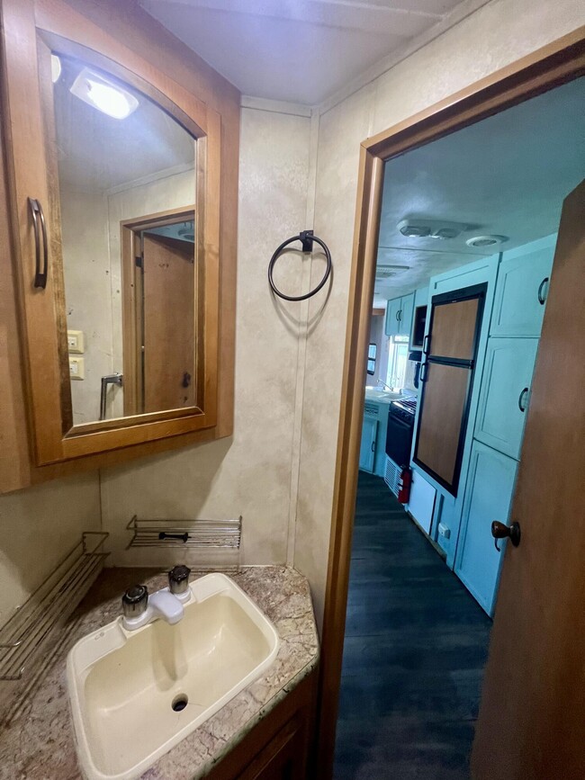 Building Photo - 817 Kaye St