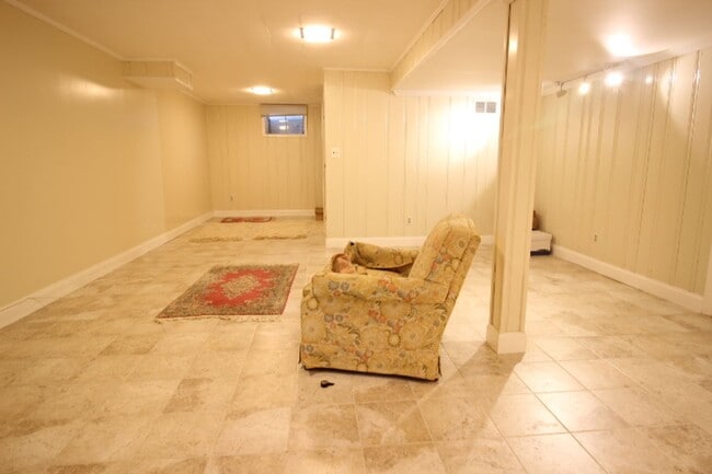 Building Photo - Charming 3 Bed 2.5 Bath Brick Home With Sp...