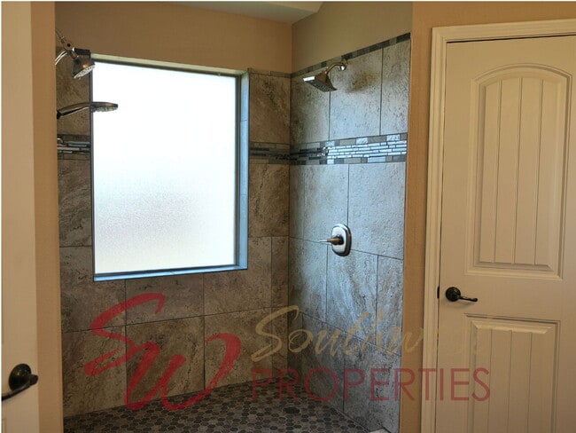 Building Photo - Charming 3 bed, 2 bath rental home with office!