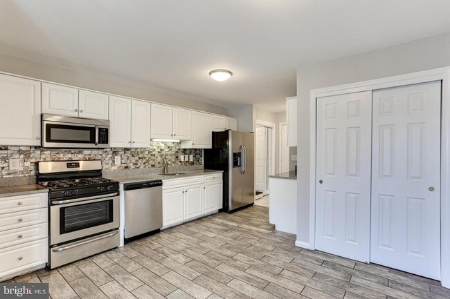 Building Photo - 31 Lambourne Rd