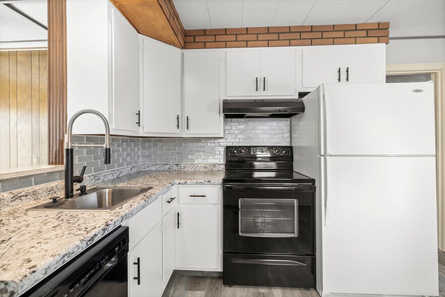 Building Photo - 1515 Longwood Dr