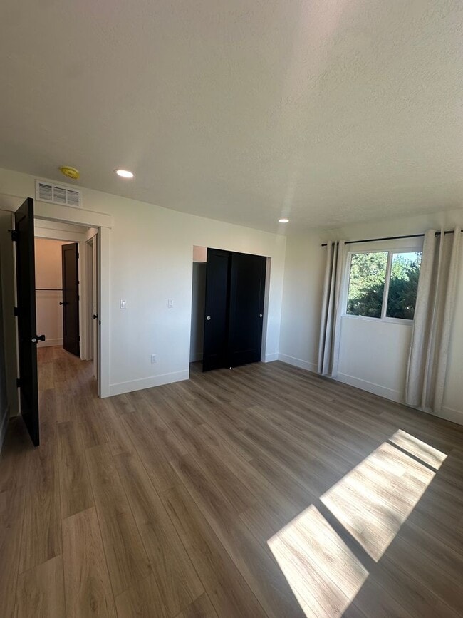 Building Photo - Style and Class....2 Bedroom, 1 bath , 1 C...