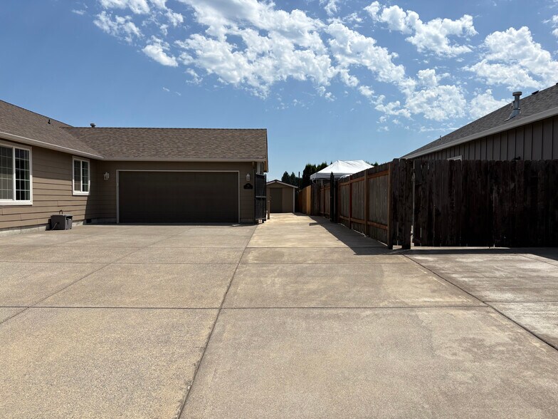 Building Photo - 60 Village Dr