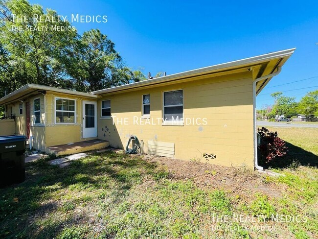 Building Photo - Charming 2-Bedroom Home with Water & Laund...