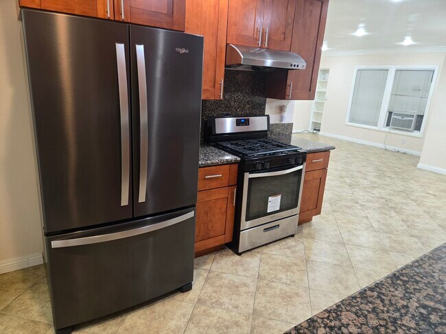 Building Photo - 1645 W Wisteria Pl