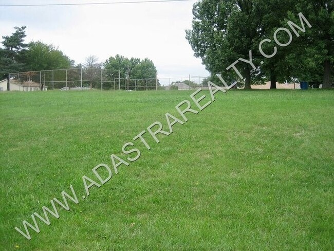 Building Photo - Affordable Lees Summit Duplex-Available in...