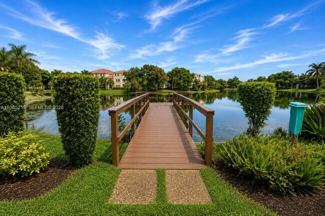 Building Photo - 250 Jacaranda Dr