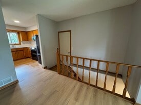 Building Photo - 6990 Redwing Ln
