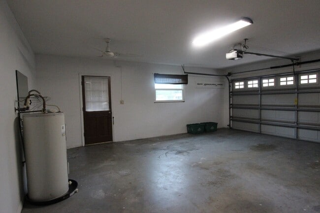 Building Photo - 4 Bedroom/2 Bath/2 Car Garage