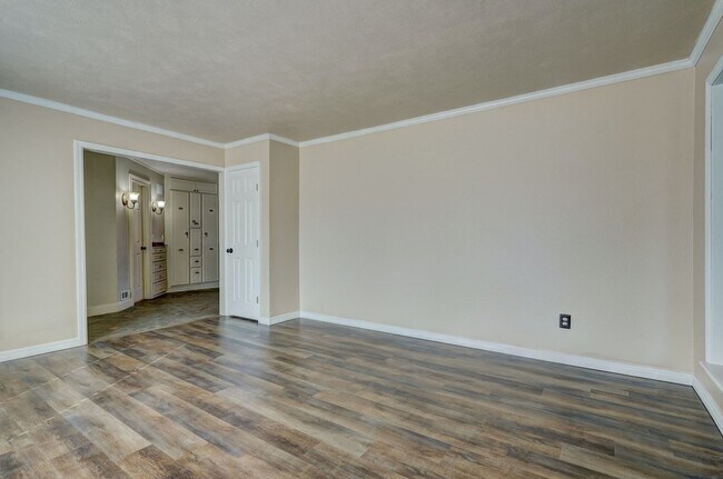 Building Photo - 4 bed 3 bath home!