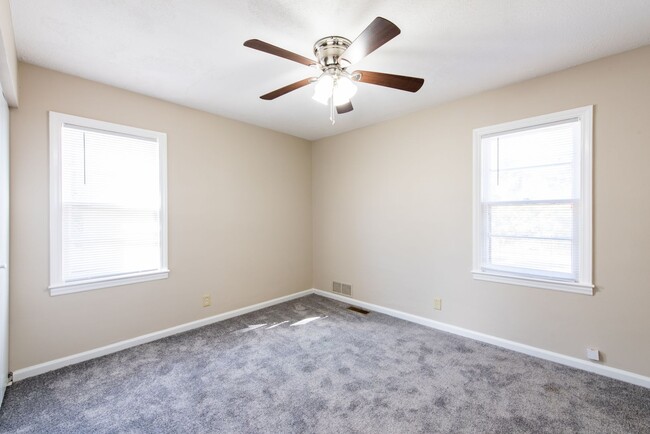 Building Photo - 4 bed 1 bath home for rent