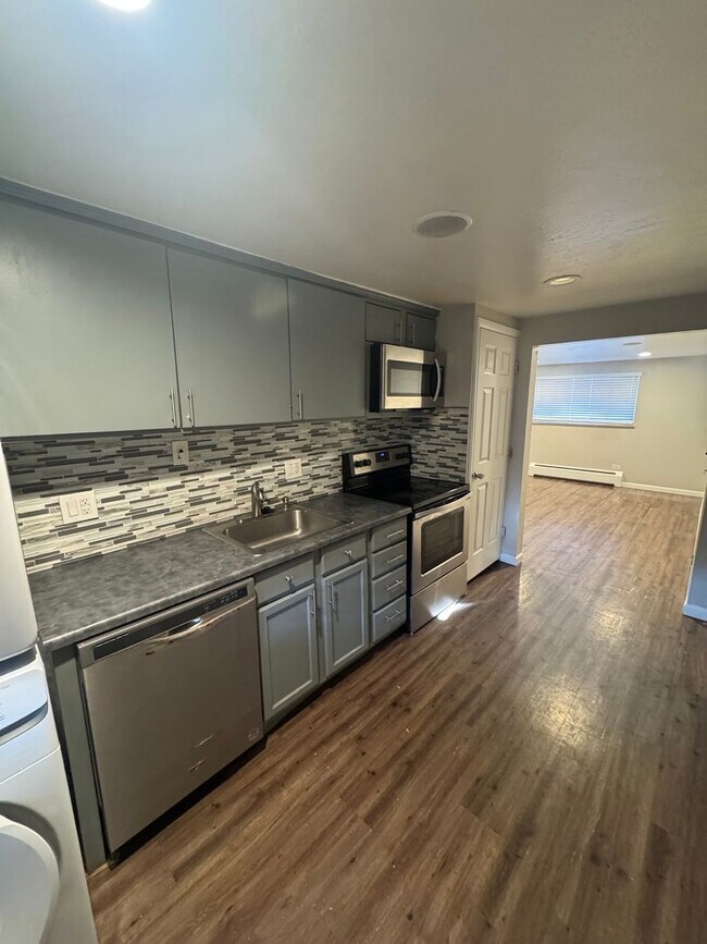 Building Photo - Remodeled 2 Bed, 1 Bath Condo in the Goldsmith Neighborhood!