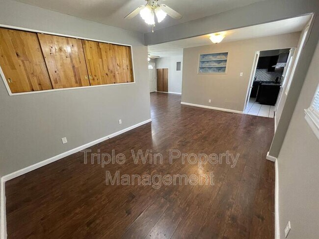 Building Photo - 1105 S Waterford Dr