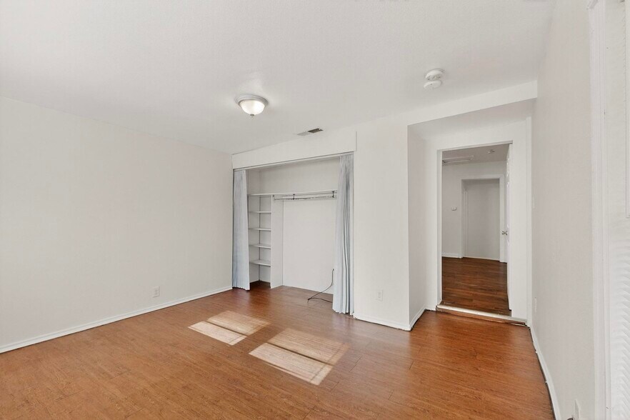 Building Photo - 5645 Santa Fe Ave