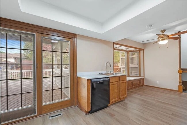Building Photo - HUGE 4 Bedroom, 3.5 Bathroom!