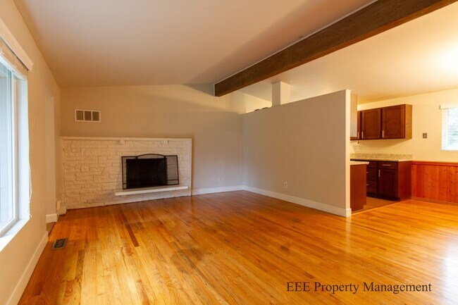 Building Photo - Bellevue Home in Phanton lake Area