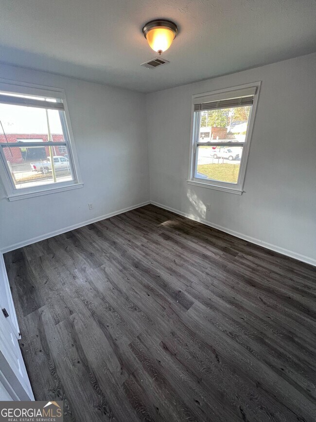 Building Photo - 405 N Park St