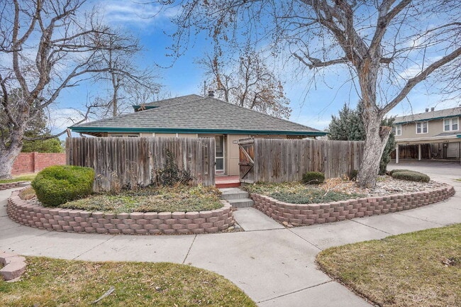 Building Photo - $2,045.95 with $300 Off the first month's rent, 2 Beds - 1 Bath, Townhouse in Greenwood Village w...