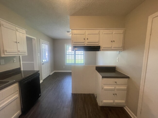 Building Photo - $500 OFF FIRST MONTH'S RENT!