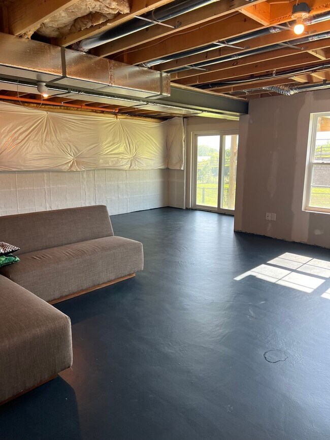 Building Photo - THREE BEDROOM TOWNHOME- PARKLAND SCHOOLS