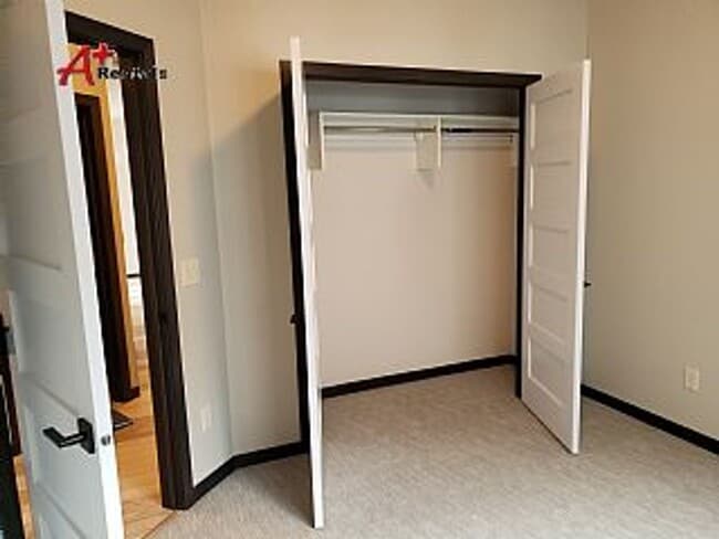 Building Photo - Three bedroom two bathroom Twin home w/ triple garage