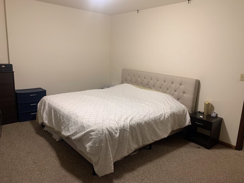 Building Photo - 912 W MacArthur Ave