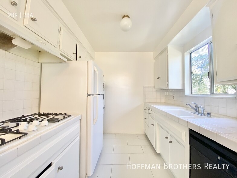 Building Photo - 8206 Romaine St