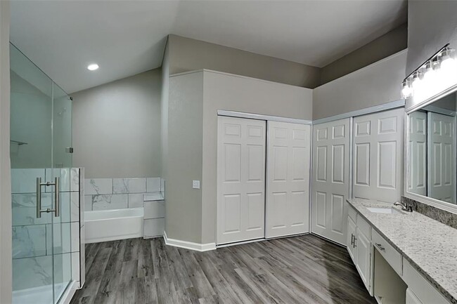 Building Photo - 8607 Pines Pl Dr