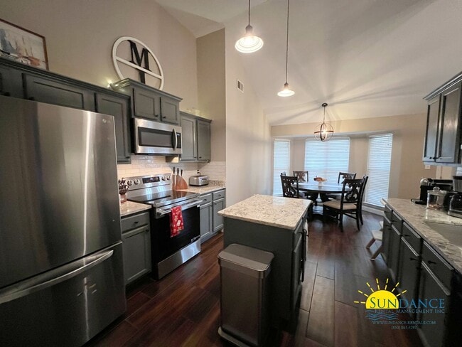 Building Photo - Charming Large 4-Bedroom Home in Crestview!