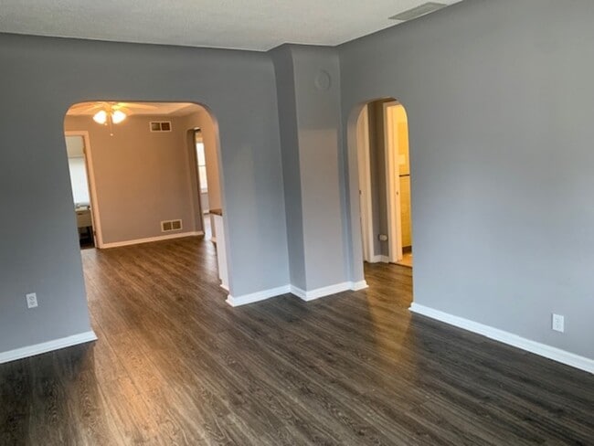 Building Photo - 13870 Couwlier Ave