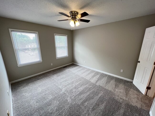 Building Photo - Adorable 3 Bedroom Townhouse w/ 1st Floor Bedroom