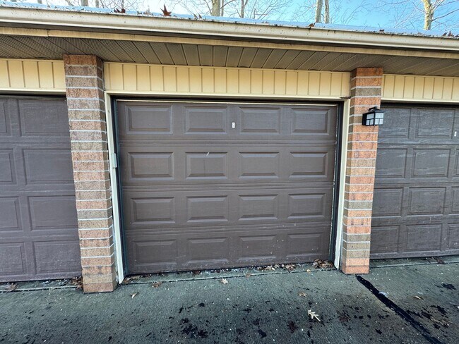 Building Photo - 8611 Scenicview Dr