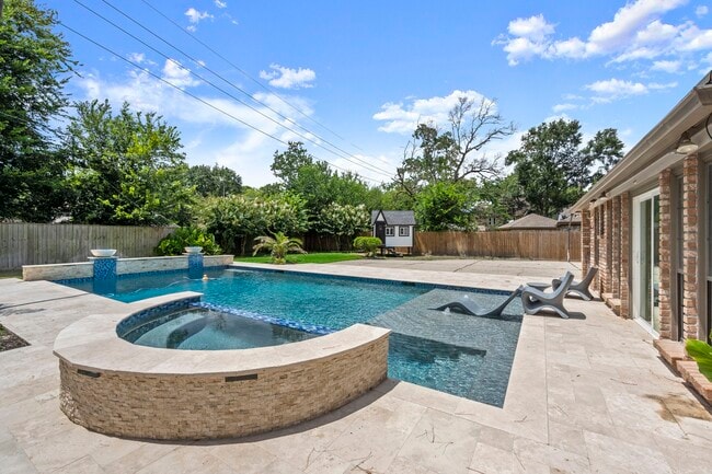 Building Photo - 17627 Macrantha Dr