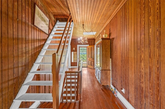 Building Photo - 813 Nelson Ave