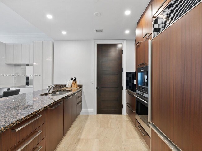 Building Photo - 15901 Collins Ave