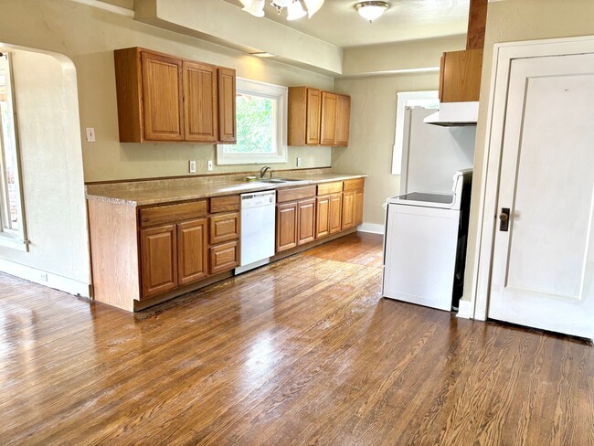 Building Photo - Historic Milwaukie 3 bedroom bungalow with...