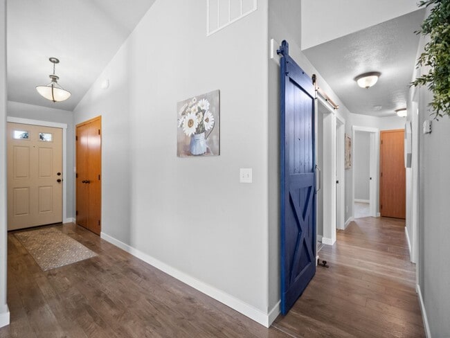 Building Photo - Beautiful home 5MILE/Big Yard & Garage (Furnished)