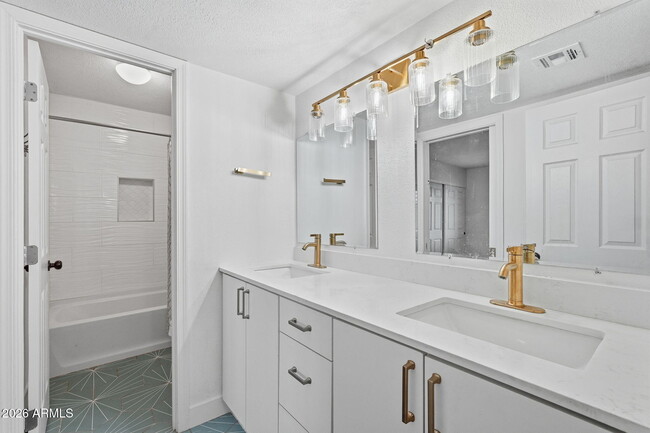 Building Photo - 1628 E Hermosa Dr