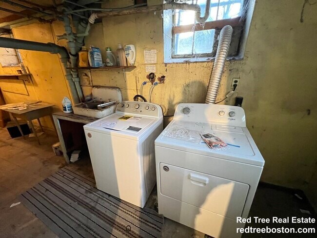 Building Photo - 10 Perkins St