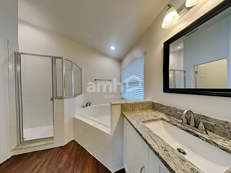 Building Photo - 14335 Moon Flower Dr